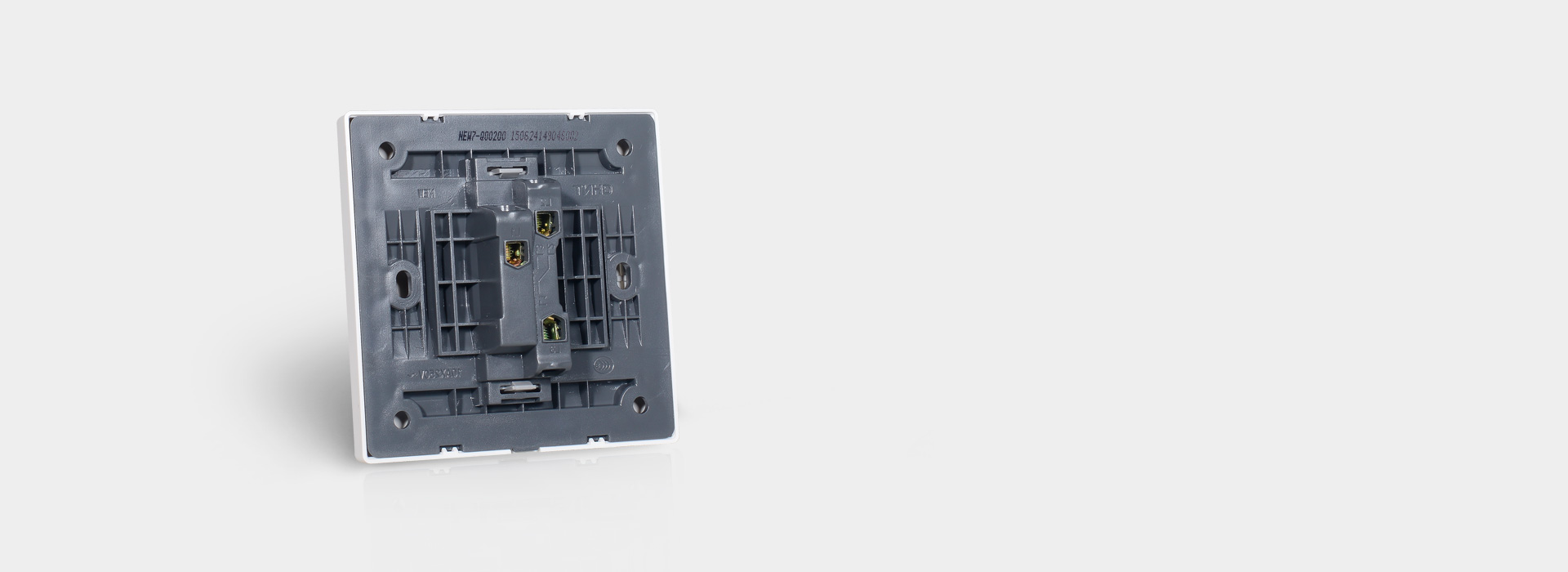 V型接口接線牢固 相比平底接線口，V型...