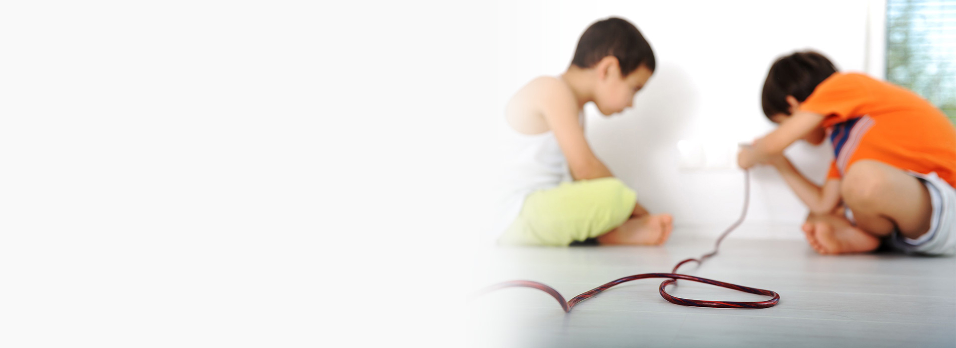 1萬次順暢插拔 高端錫磷青銅插片，彈性...