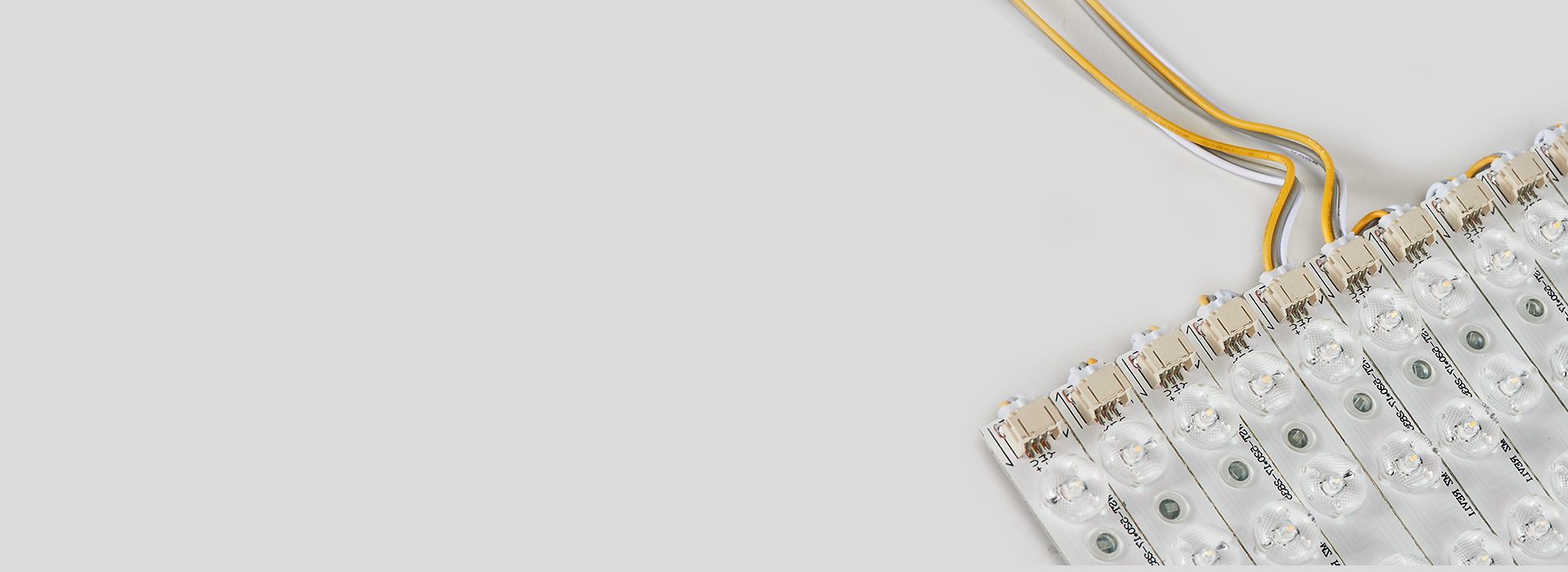 防呆接頭設計，接線快！ 接頭簡單，指引...