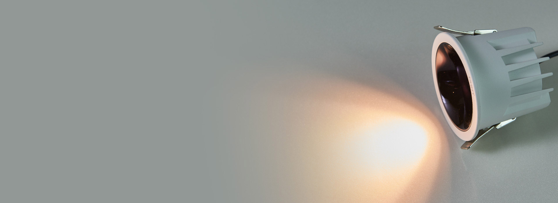 藏光防眩 深藏式光源設(shè)計，減少眩光。 