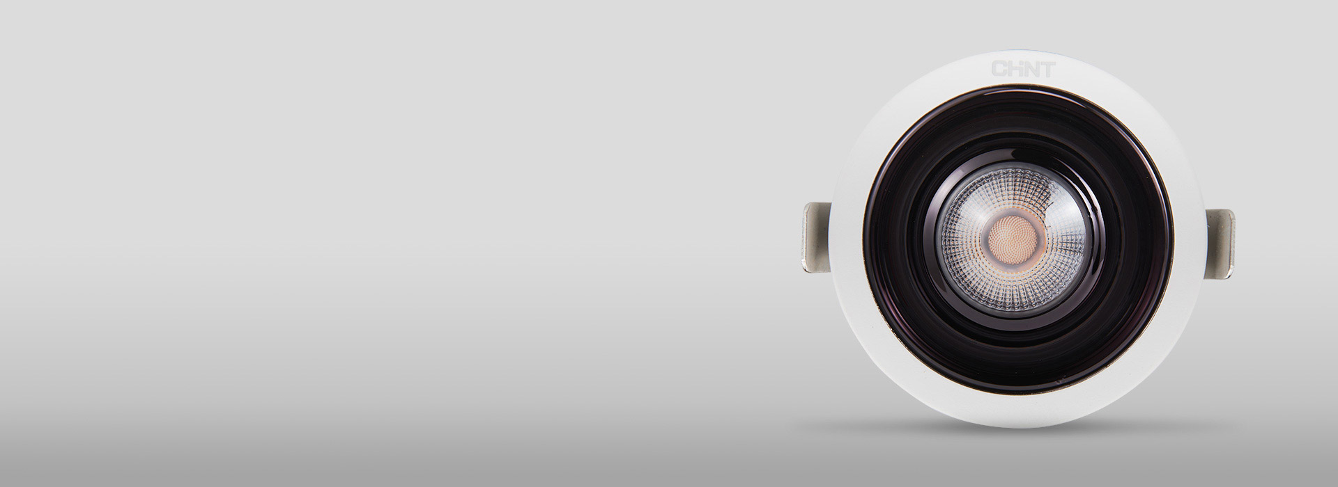 柔光防眩 光學(xué)擴(kuò)散板，出光均勻柔和。 