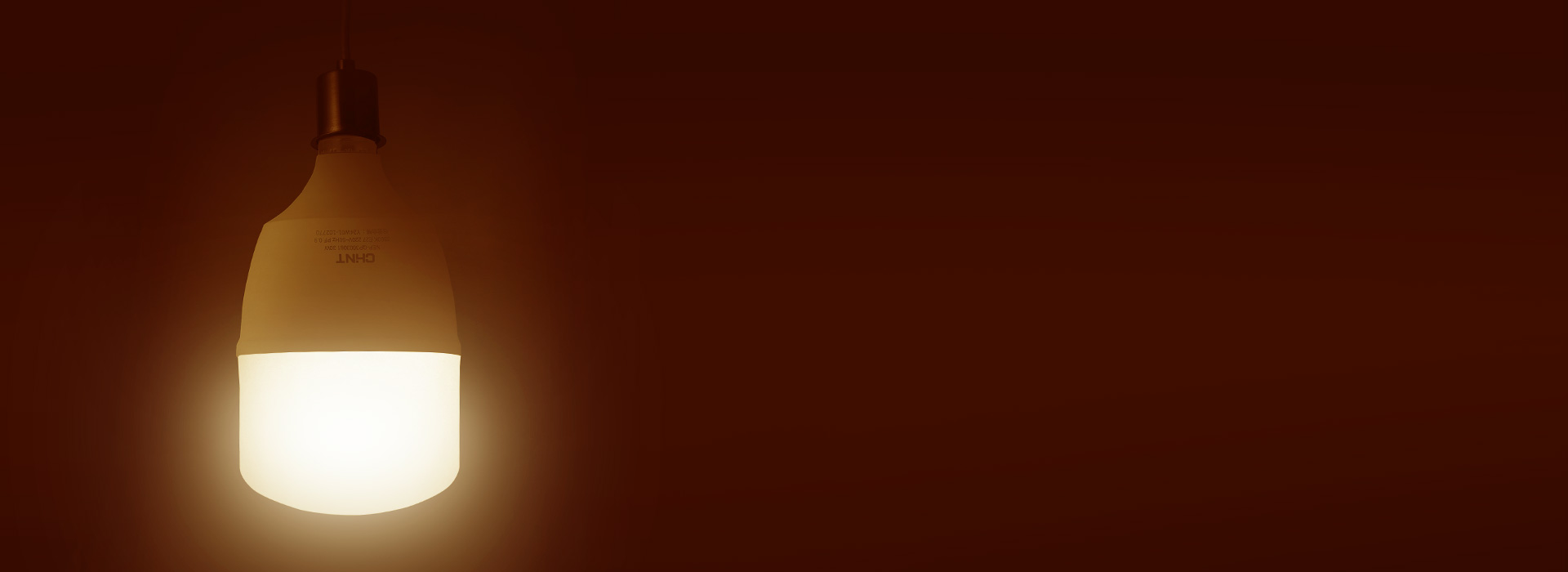 高效發光，更省電節能 高達90lm/W...