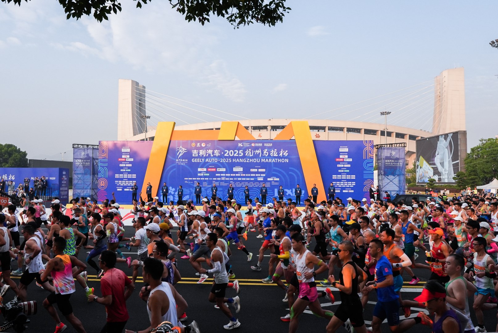 2025杭馬燃情收官,正泰居家陪跑滿電熱愛-2 2025杭馬燃情收官,正泰居家陪跑滿電熱愛-2